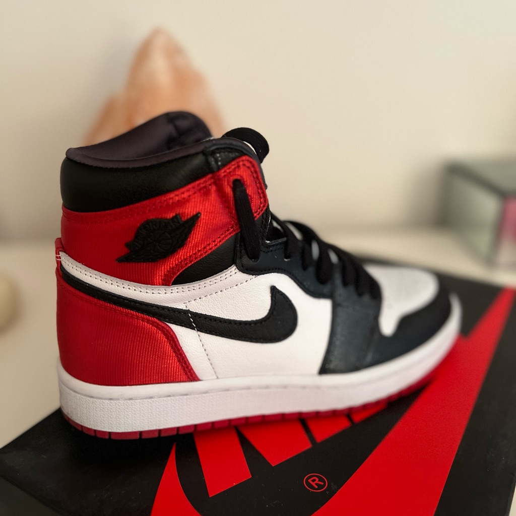 Jordan 1 Retro High Satin Black Toe (W)